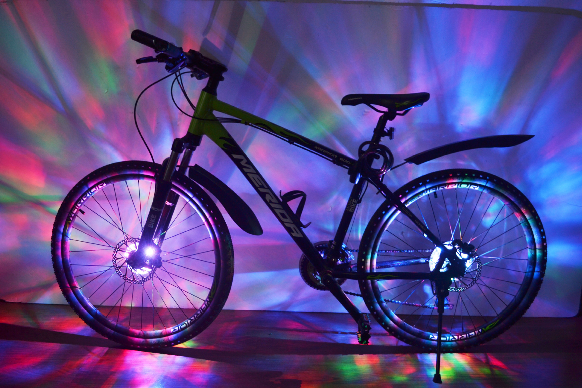 廠家銷售亞馬遜/速賣通新品7色18變充電成人車自行車花鼓燈D600RA